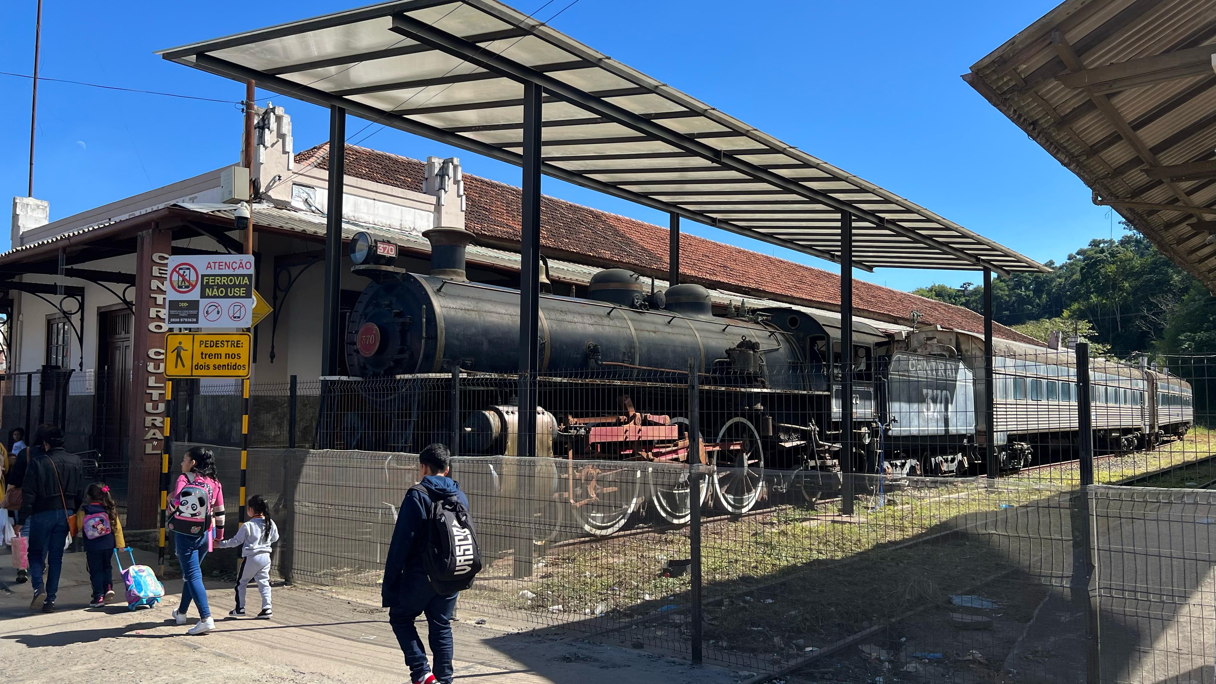 Vídeo: Zezé Leone passa por limpeza e voluntários almejam que locomotiva faça passeios turísticos em Santos Dumont